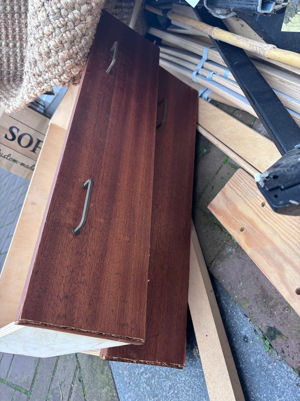 Vintage teak ladenkastje in mooie staat, alle 4 de laden zijn er nog, even bij elkaar zoeken.