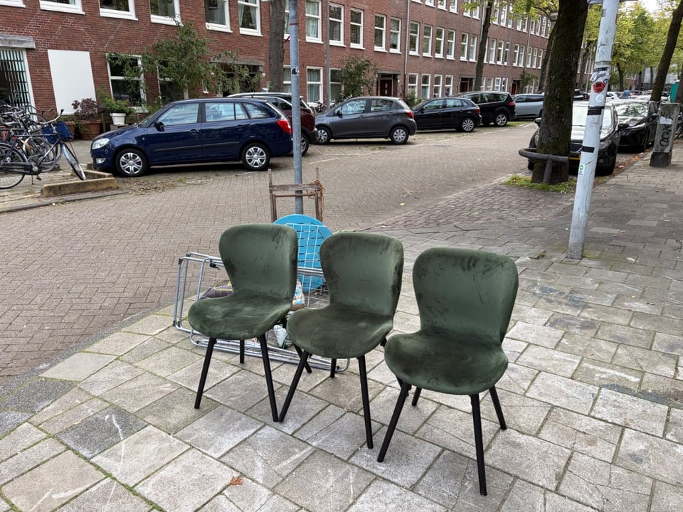 4 chairs in total (in the photo it’s 3) 
Just placed there. On the corner of Willem Schoutenstraat and Orteliusstraat