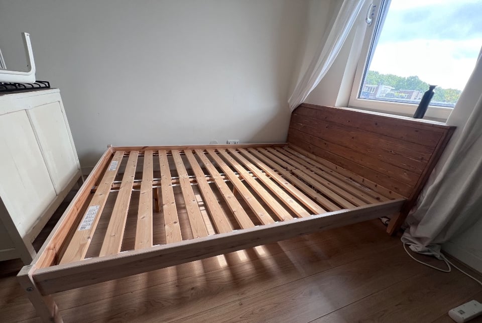 Bedframe uitelkaar 140x200