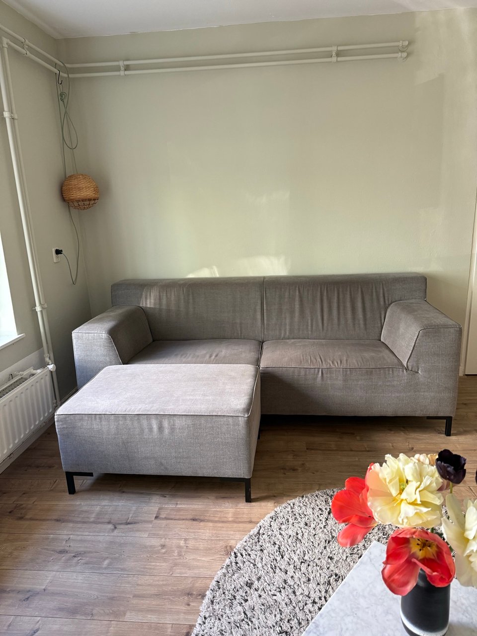Bank, 2.5zits, met hocker, grijs, actieve zit, vandaag GRATIS op te halen. 
220cm breed, 90cm diep, 80cm hoog, zithoogte 44cm, zitdiepte 54cm.
hocker: 60x90cm; 43cm hoog
Zwarte metalen poten.
Kat in huis.