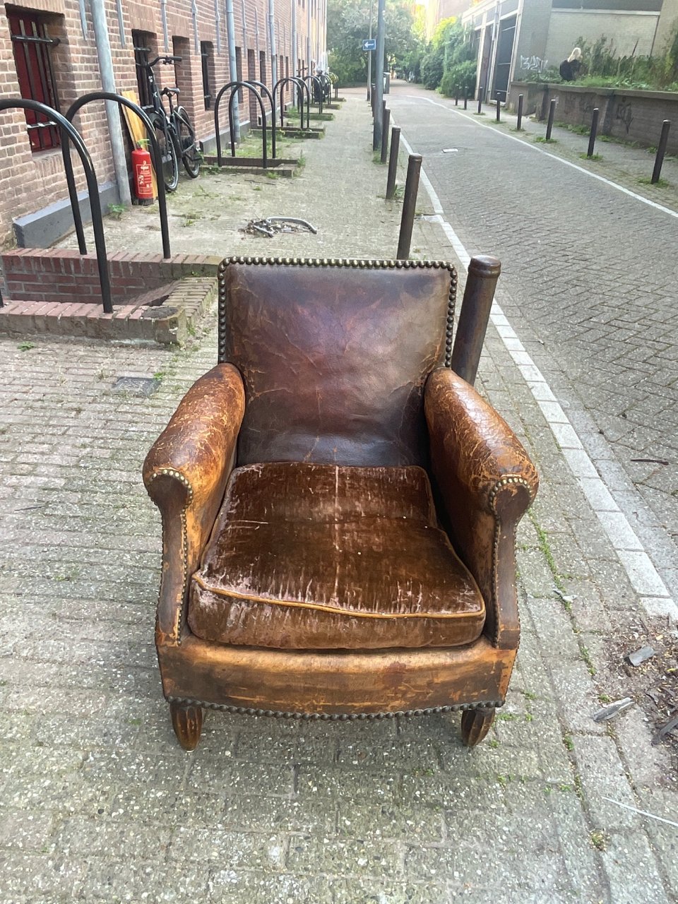 Leren stoel met zitkussen van fluwelen stof