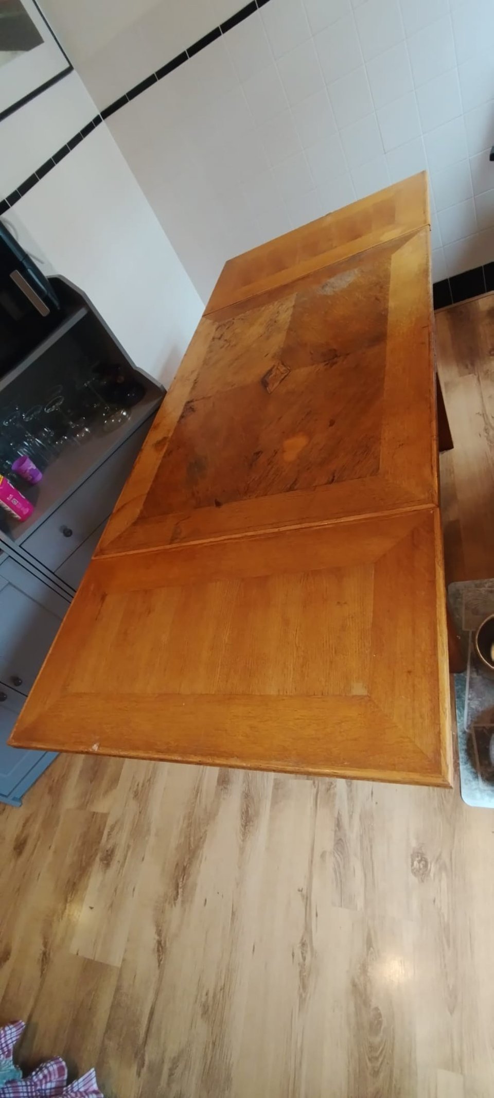 Beautiful table with a slide so you can make it smaller and bigger going at the bins on the corner bronckhorstraat now ( across Fons Vitae)