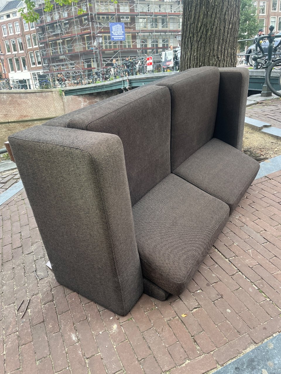 Een prima bank gevonden onderweg naar het werk.