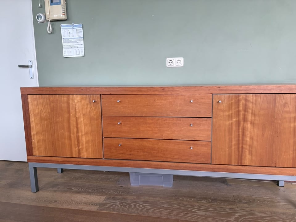 Mooi dressoir. 2 meter breed. Vandaag op te halen. Vanavond op straat of ophalen aan huis. 06 17404801