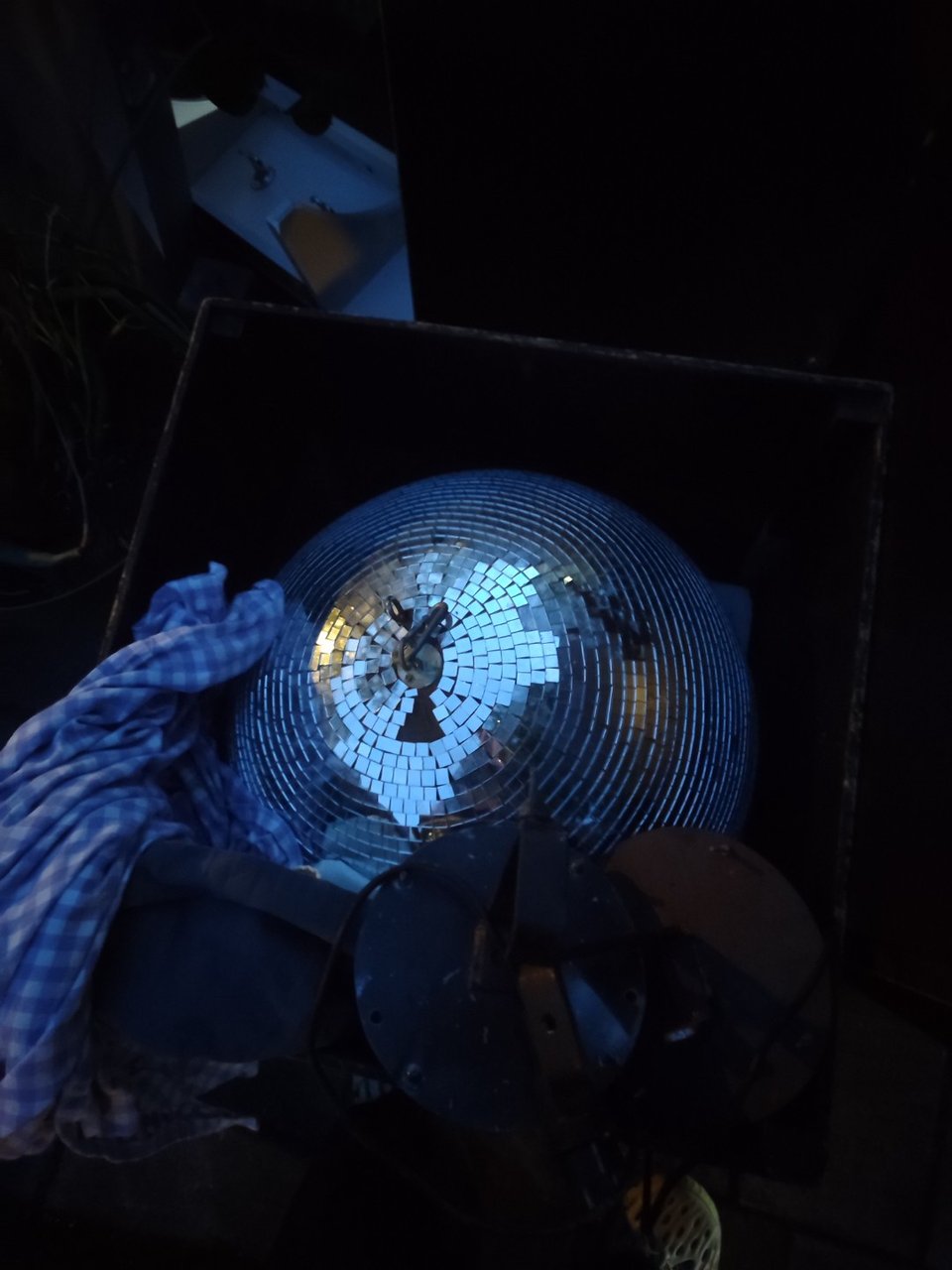 Mega grote discobal. Mist wel wat stukjes zie ik. Zo'n 60 cm doorsnede