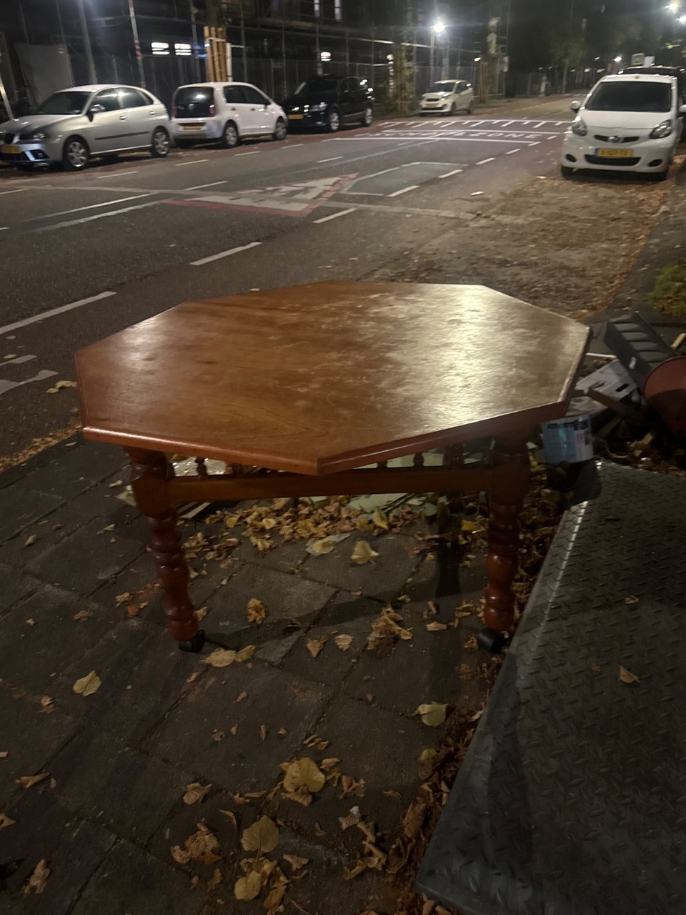 Wooden rollable table octagon