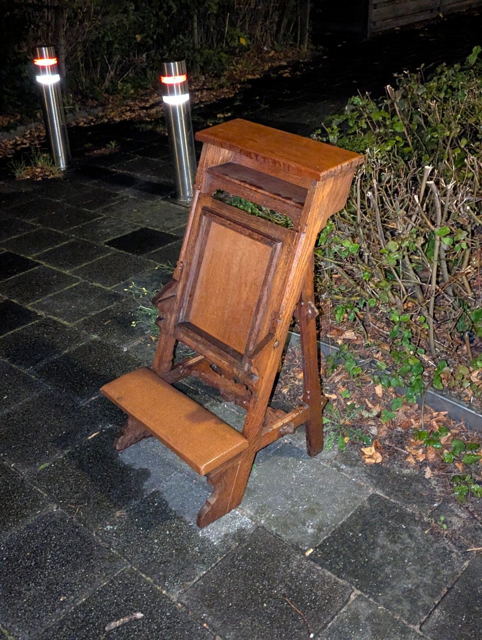 Kerkstoel gebedstoel. Heeft wat liefde (lijm) nodig.