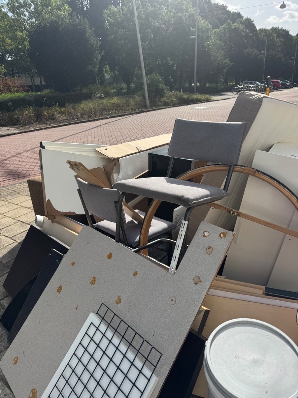 2 grey chairs, a brown couch, bed + mattress, lamellen drawers