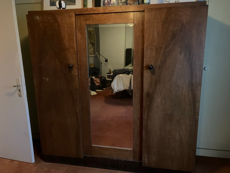 Spiegel kast. Links hang , midden en rechts leg. Zware kwaliteit. 
Kan uit elkaar. Losse knop en hoek eenvoudig vast te maken. Ook zonder herstel uitstekend te gebruiken. 
Staat op 3e verdieping 
Zelf uit elkaar halen dan weet je meteen hoe die weer in elkaar moet 😄