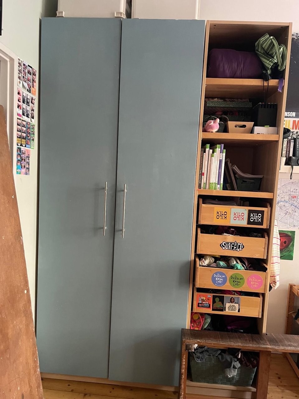 IKEA Pax kast

Nog in hele goede staat, veel ruimte! Alleen het linker gedeelte (blauw). 2 deuren, samen 100 cm breed. 60cm diep en 235cm hoog. 

Hang gedeelte, en 2 planken die je allemaal zelf kan inrichten. 

Alleen een scheur in de achterkant die is vast getapet, maar dat zie je niet als er kleding hangt.