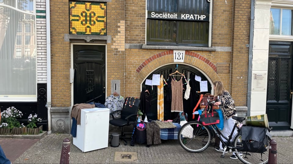 Free (working) fridge! 🌻🌞🕯️
and clothes and other things