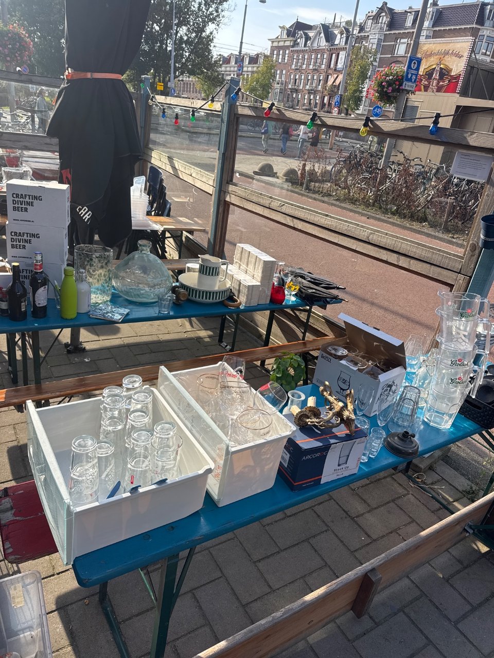Inboedel van een cafe met glazen, vazen, lampjes etc