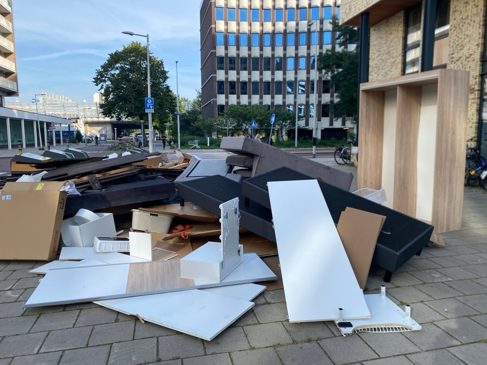 closet, couch, matras, lots of wood