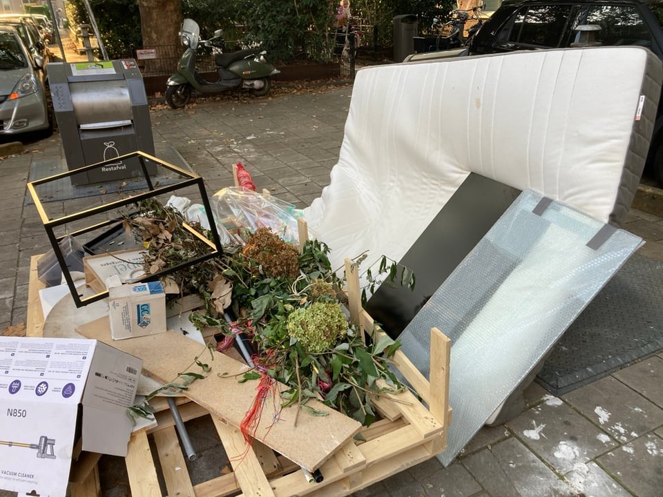 Coffee table metal and glass, good condition (some scratches on the metal frame)