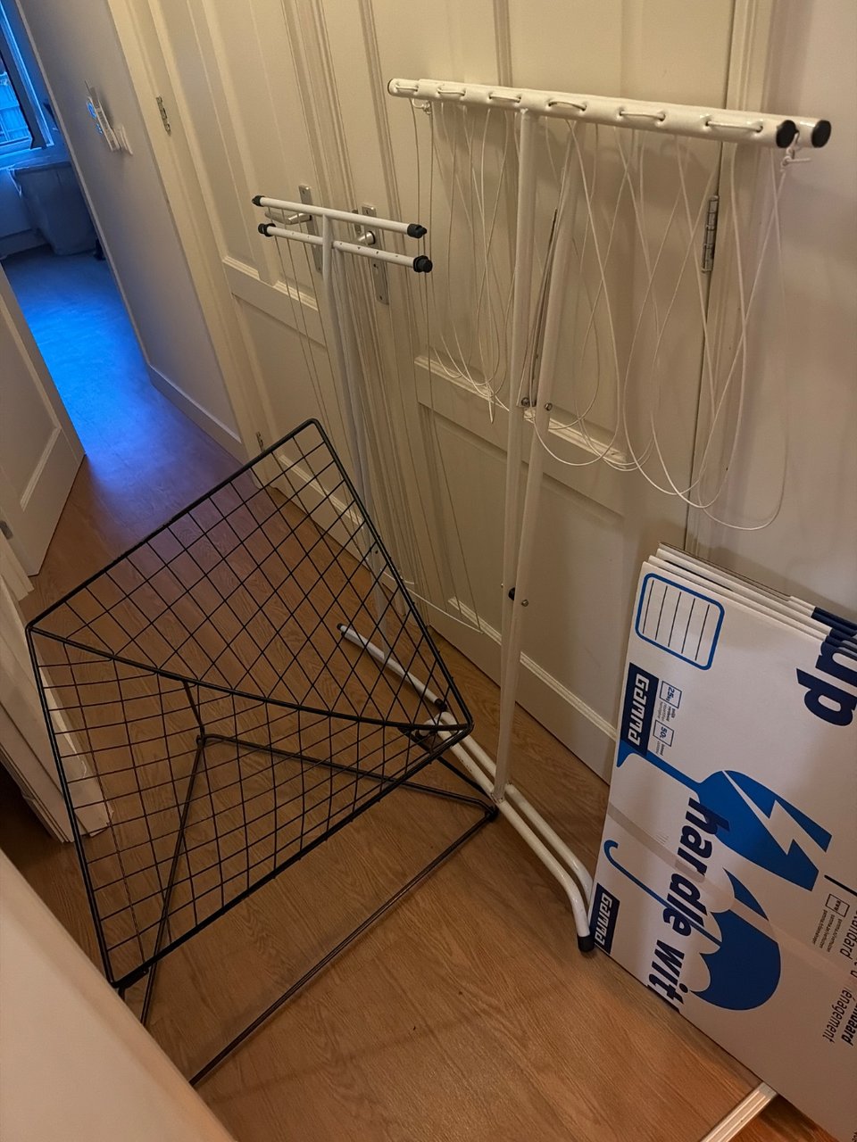 IJzeren stoel! 2 kledingrekken, 2 lampen en verhuisdozen gratis af te halen!! Weteringschans en voor huisnummer