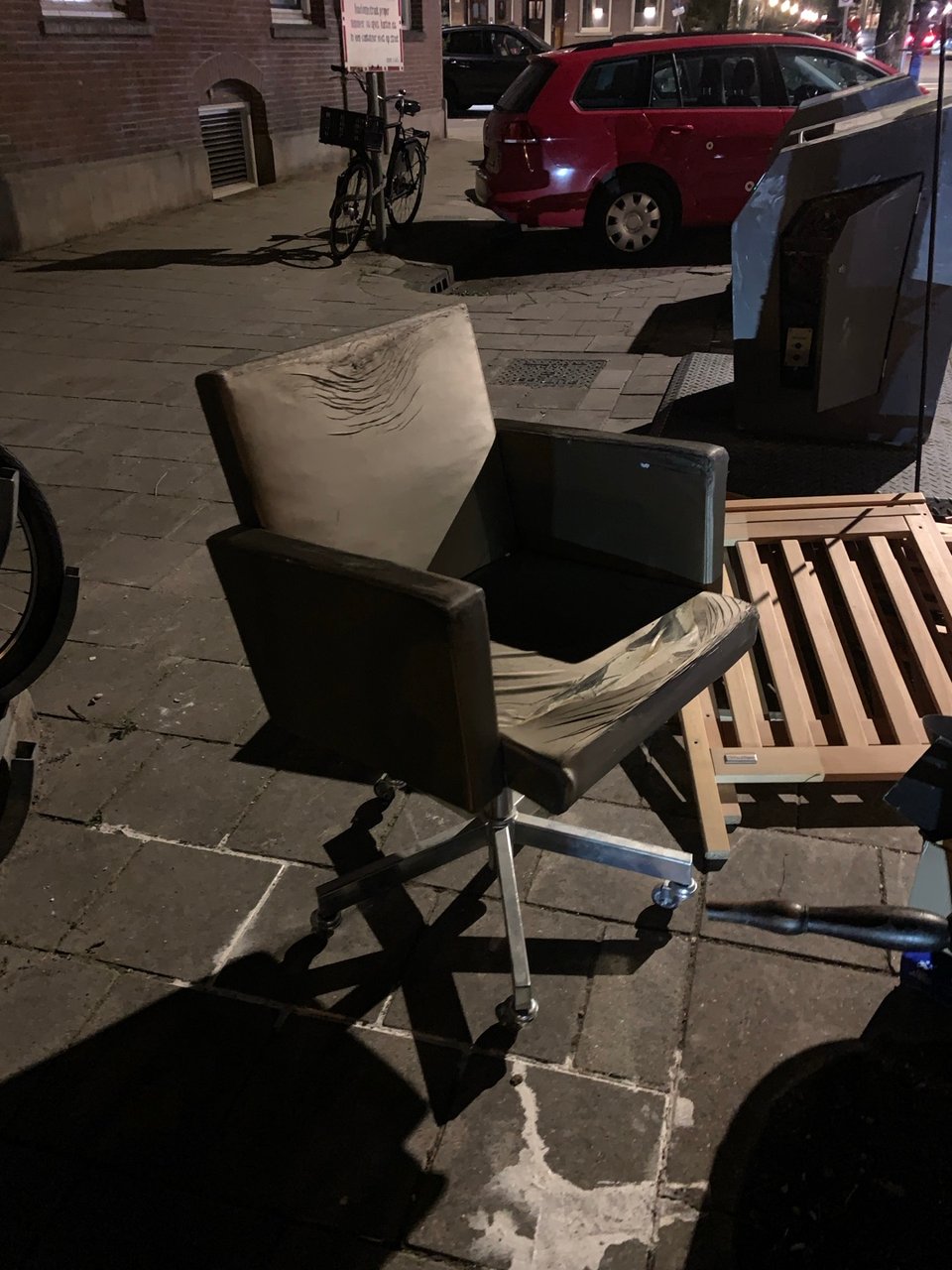 Atelier van Lieshout x Lensvelt office chair.

Needs new upholstery.