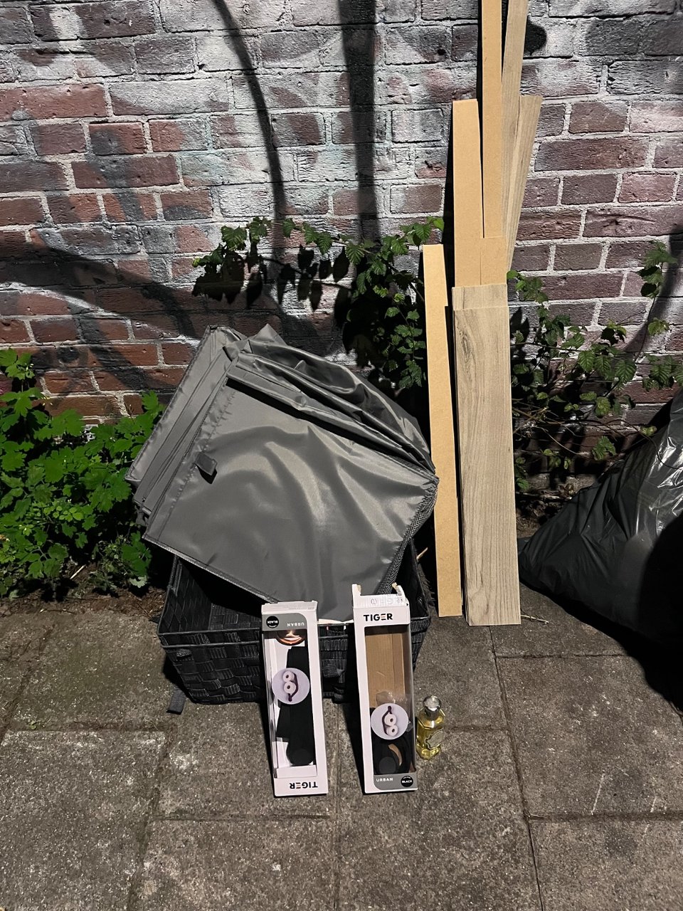 Twee toiletrolhouders, een hangrek/legplank voor in de kast, twee dozen, een parfum
