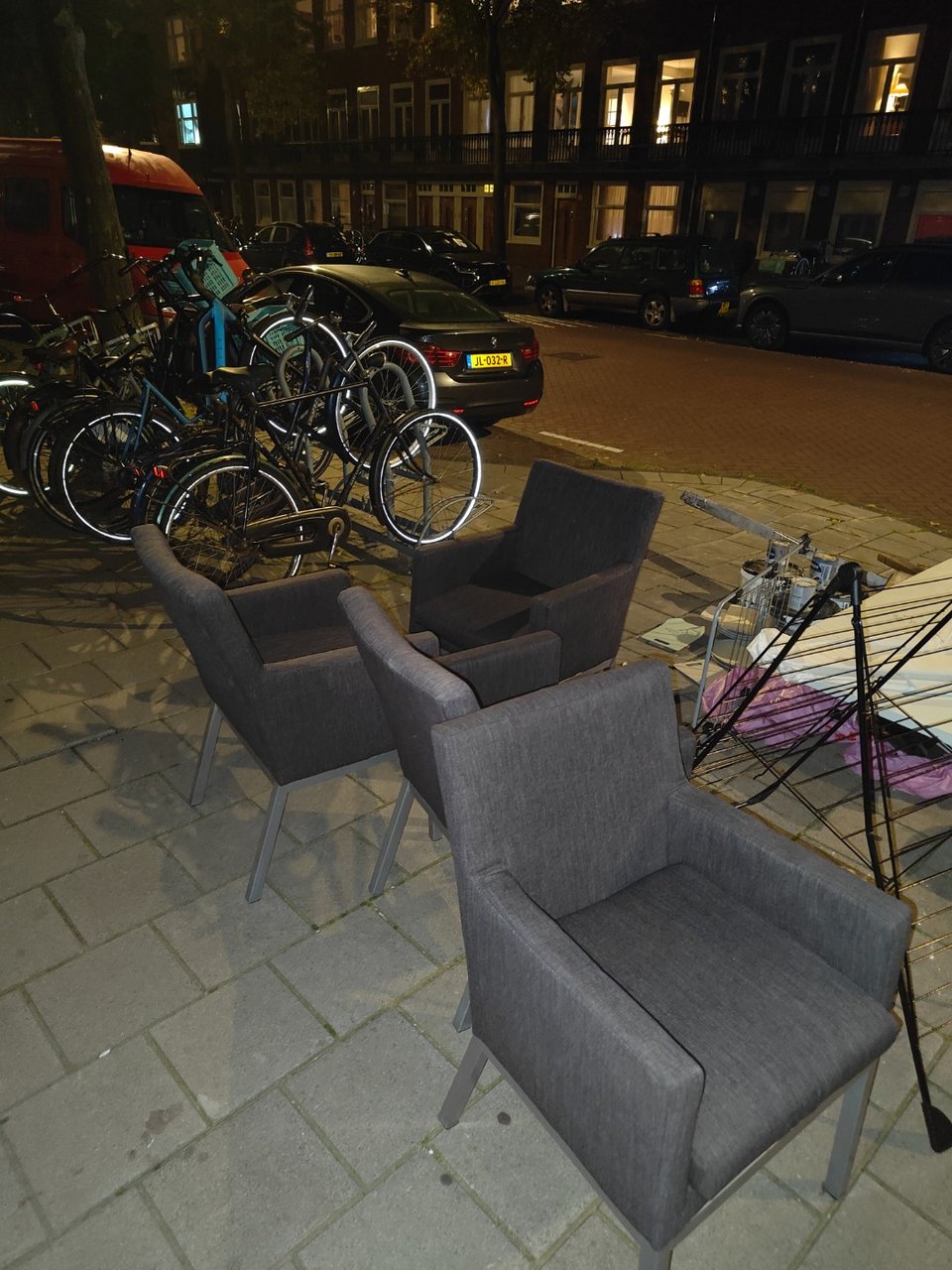 Klaar voor een tweede huisje, comfortabel maar een beetje groot. Stof is schoon en in prima staat!