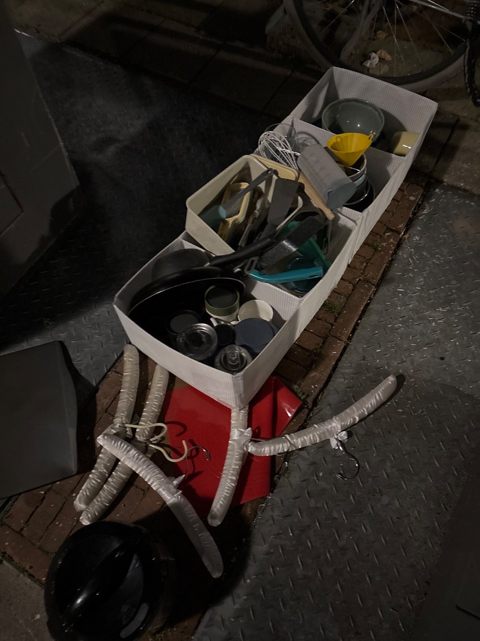 Lots of kitchen items