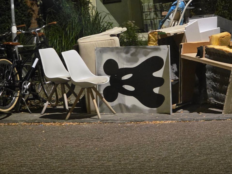 >� Chairs and Furniture Two Scandinavian-style chairs: They have a white plastic moulded seat shell and a light oblique wood base (Eames DSW style). They are arranged side by side