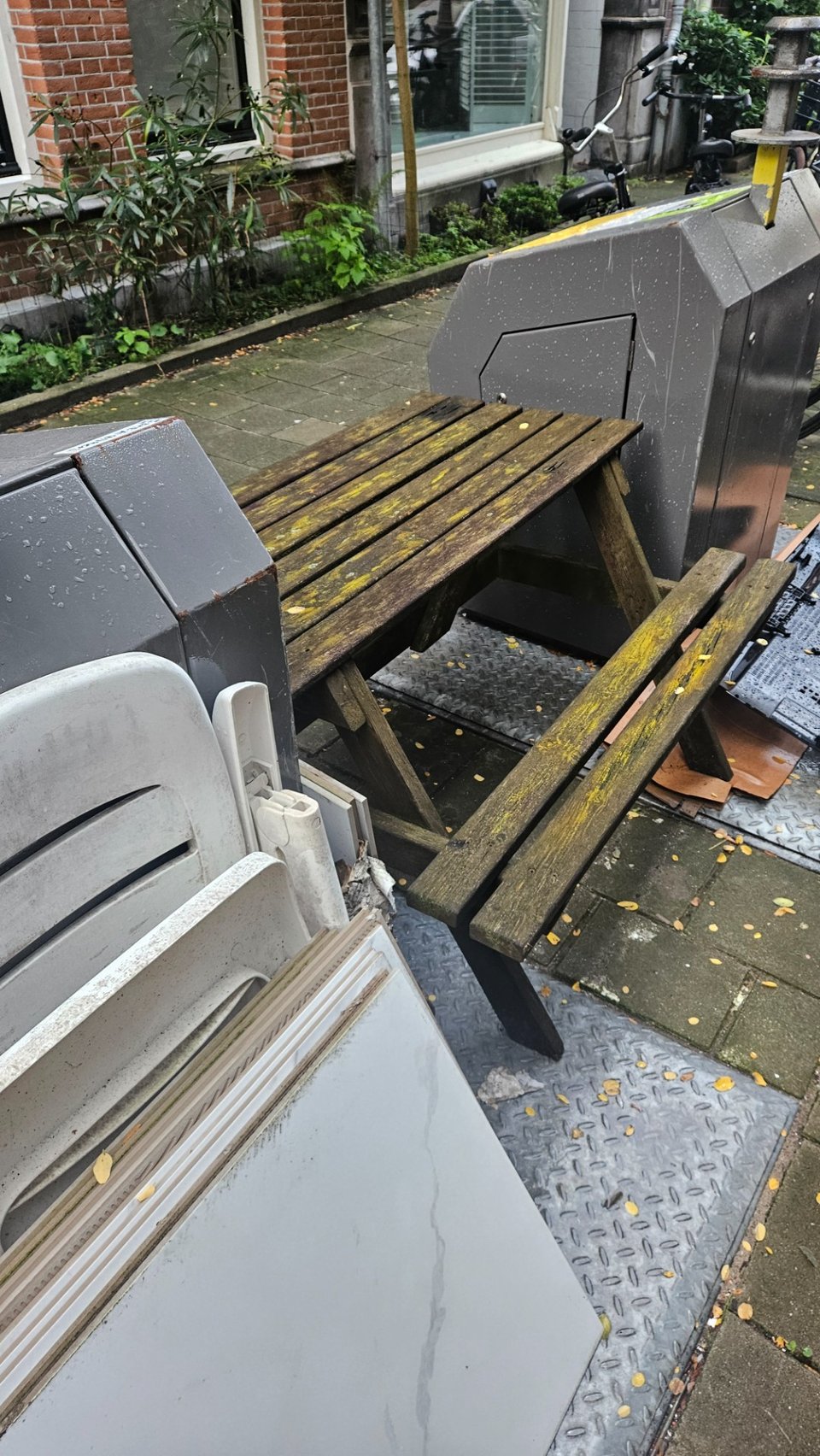 Picnic table