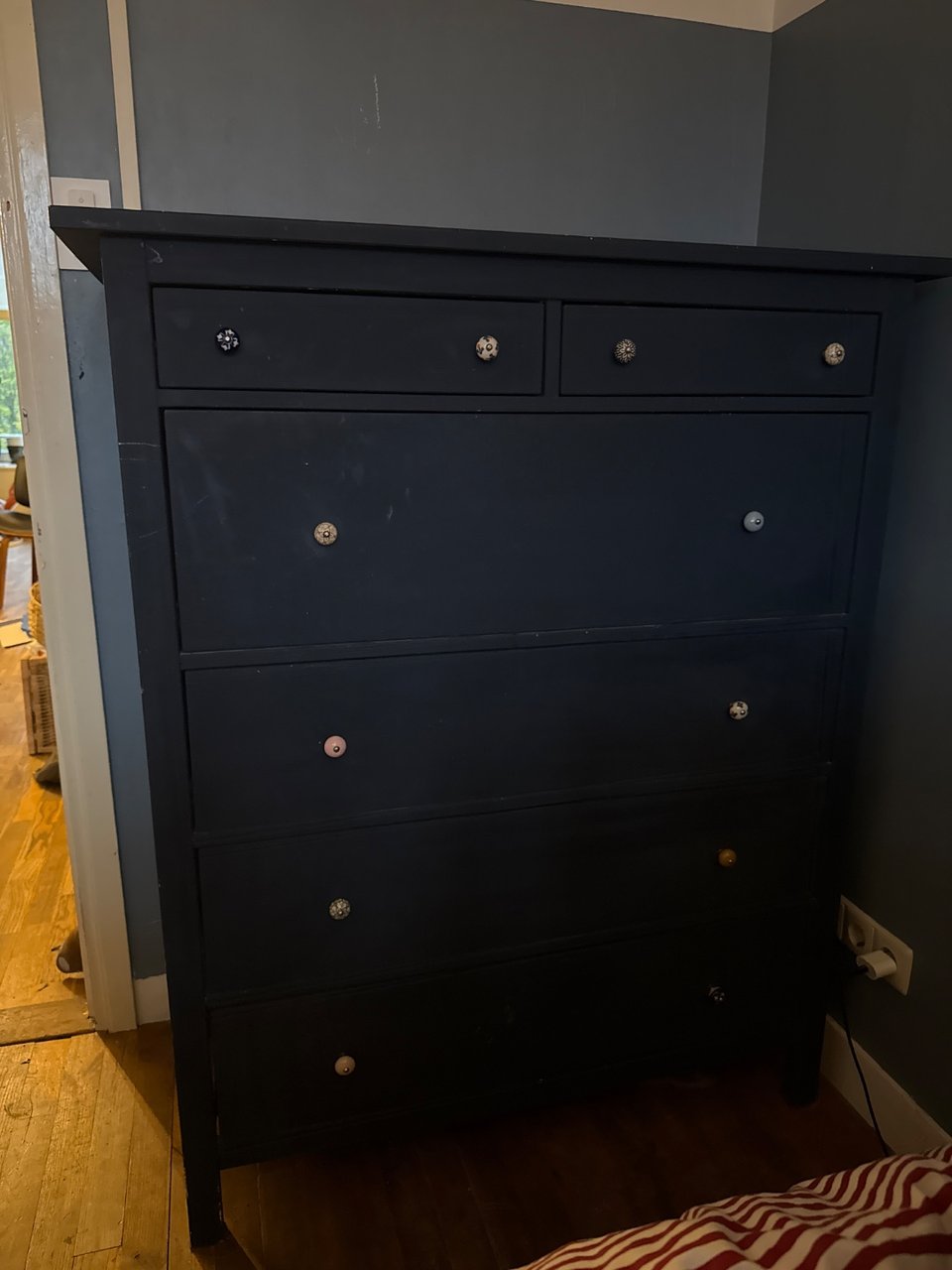 Leuke opknap kast met handige lades en kastgrepen. Is geverfd door ons met muurverf (geen aanrader) want heeft daarvoor krasjes in de verf, maar kan prima nog een ronde mee als je hem zelf een kleurtje lakt. Is van Ikea (Hemnes) 108x131 en heeft 6 lades. We kunnen helpen met naar beneden tillen. Moet uiterlijk woensdag 30 september weg. Bij vragen/interesse stuur mij een berichtje, hij staat nu nog bij ons binnen.