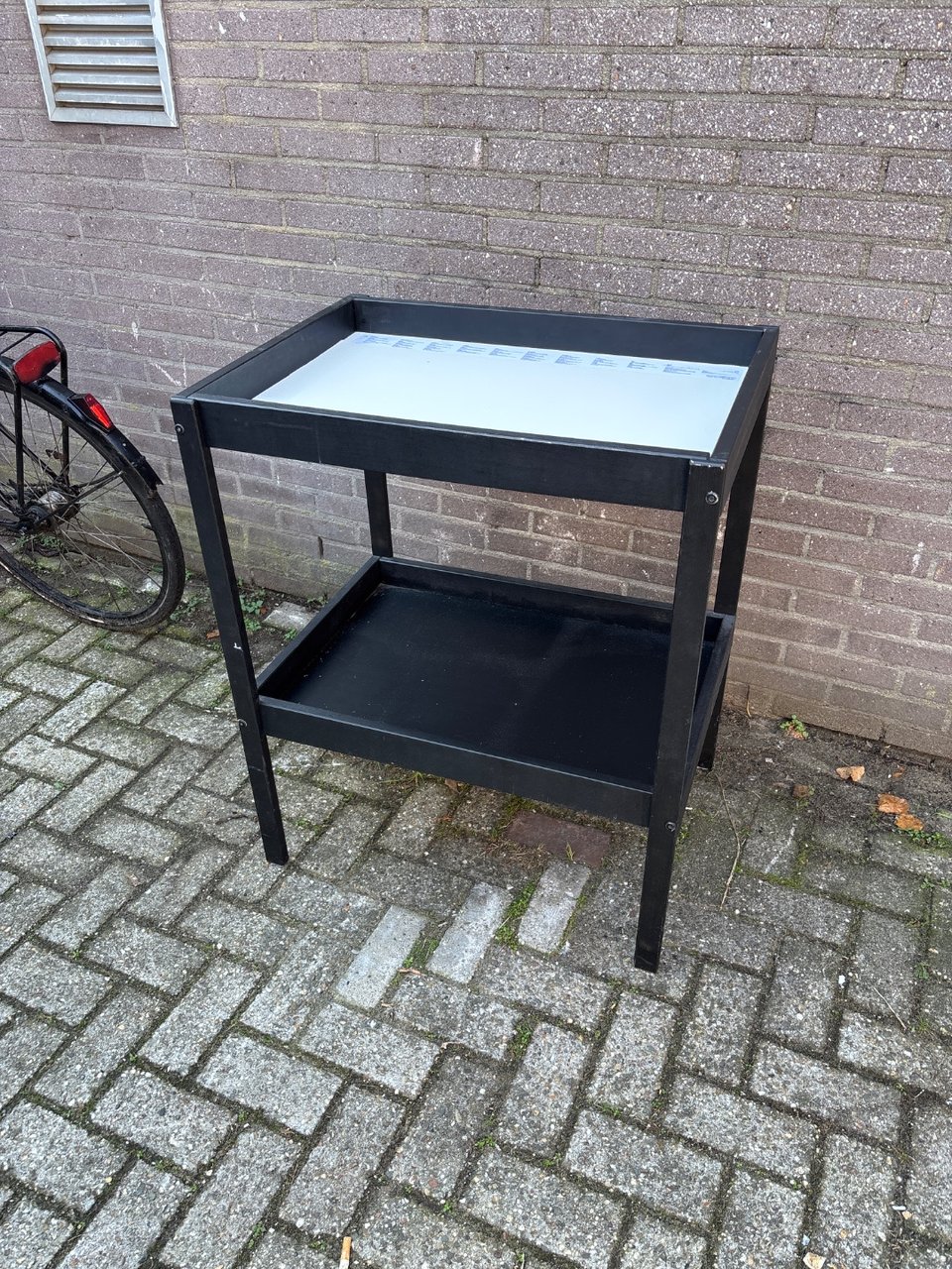 compacte commode, ideaal voor kleinere ruimtes. Perfect voor de babykamer of als extra opbergmeubel.