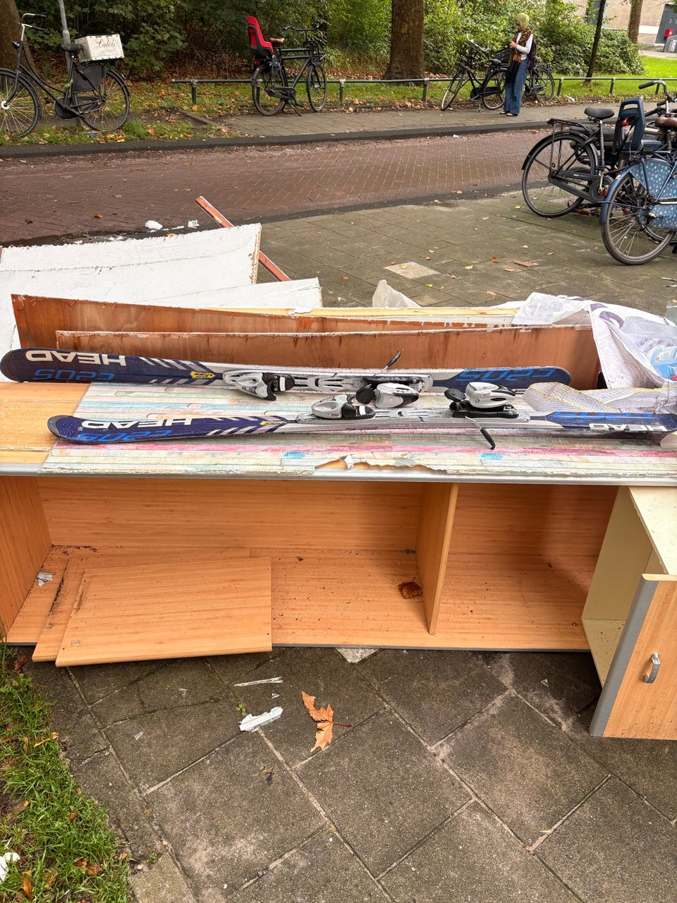 Skis , not sure in what condition (not mine)